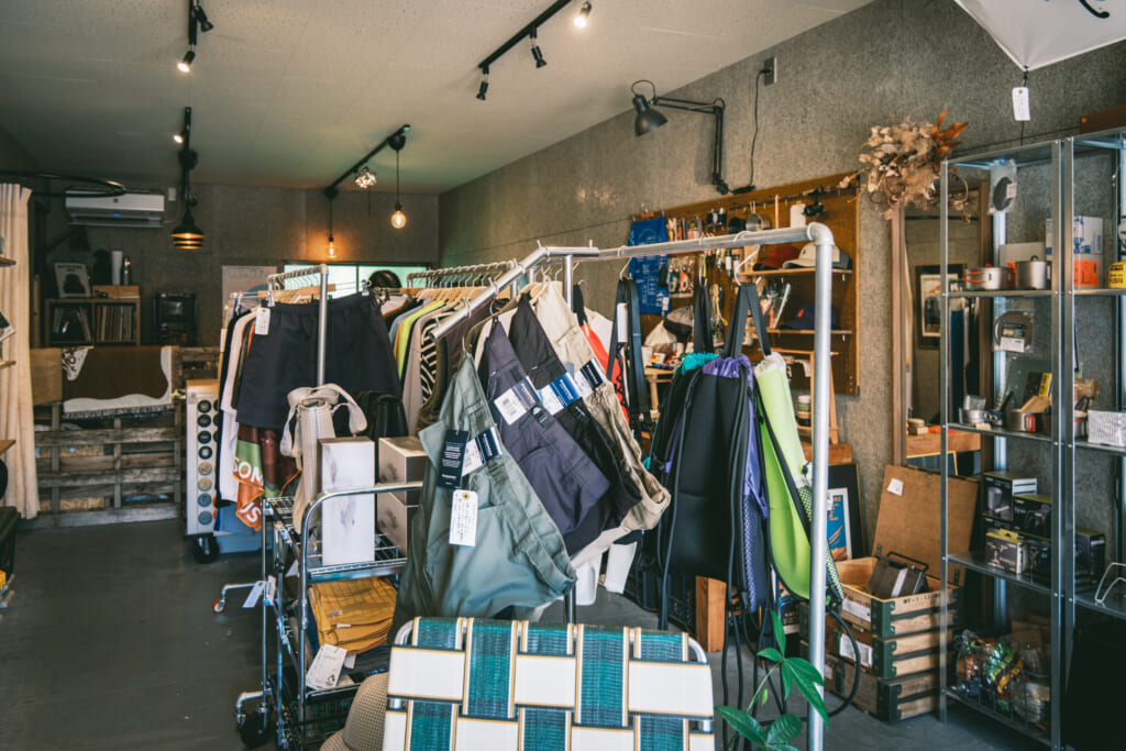 京都府笠置町にあるTHEUNFORMSTOREの店内