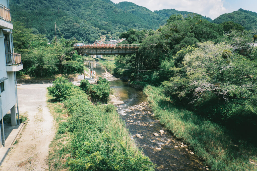 店のすぐそばを流れる木津川。