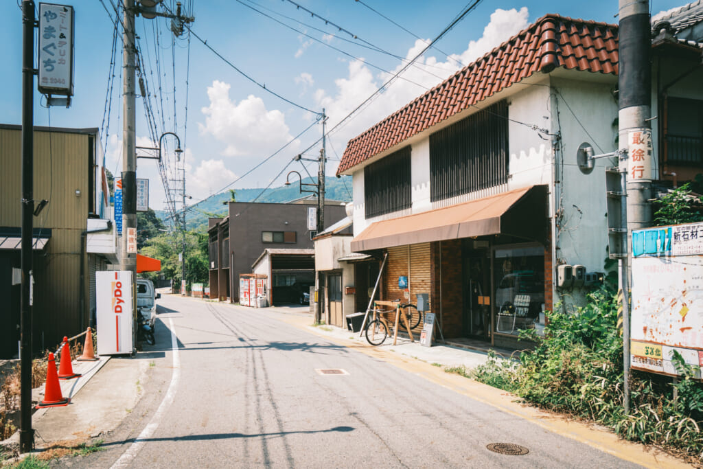 京都府笠置町にあるTHEUNFORMSTOREと街並み