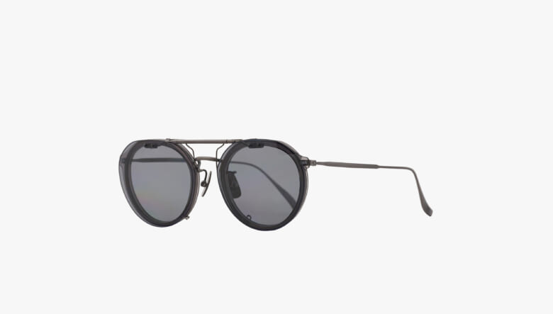 UNTRACE × owl classicの別注アイウェアは情緒溢れるインナーセル。2WAYで使えるフリップアップを採用。
