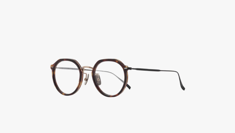 UNTRACE × owl classicの別注アイウェアは情緒溢れるインナーセル。2WAYで使えるフリップアップを採用。