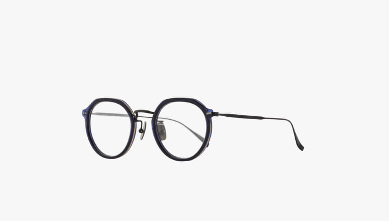UNTRACE × owl classicの別注アイウェアは情緒溢れるインナーセル。2WAYで使えるフリップアップを採用。