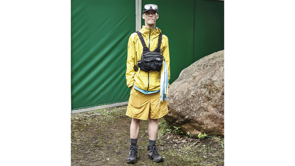 黄色セットアップを黒で引き締める。-FUJI ROCK FESTIVAL 2026- | GO