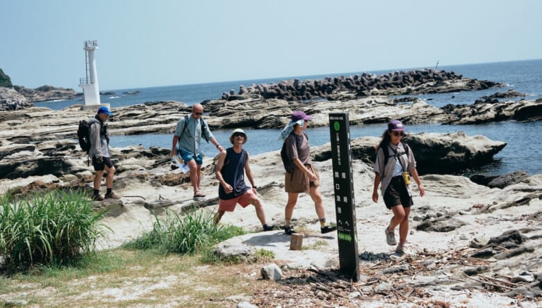 オトナの夏休み。海の荒野を突き進む「岩礁のみち」を歩いてみた。【GO OUT 遊歩倶楽部 三浦半島編 #01】