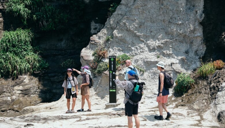 オトナの夏休み。海の荒野を突き進む「岩礁のみち」を歩いてみた。【GO OUT 遊歩倶楽部 三浦半島編 #01】