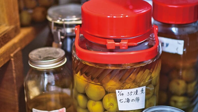 友人からもらう梅で、3年前から毎年仕込んでいるという梅酒。