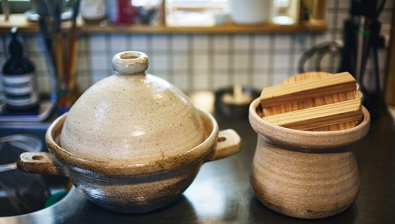 鍋だけでも多種多様ある。写真は十場あすかによる土鍋とごはん鍋。