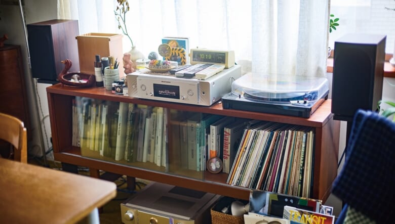 棚上にあるマランツのCDプレイヤーはSpotifyも内蔵。そこから有線接続したスピーカーはバウワース アンド ウィルキンス。音量を抑えたときも明瞭で迫力がある。