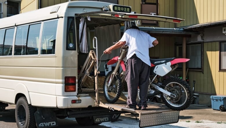 1991年製の日産・シビリアンは四駆車両で、後部には昇降リフトを装備。「バイクも積載できるし、雪山にも行けるから、いろんな外遊びが楽しめます」。