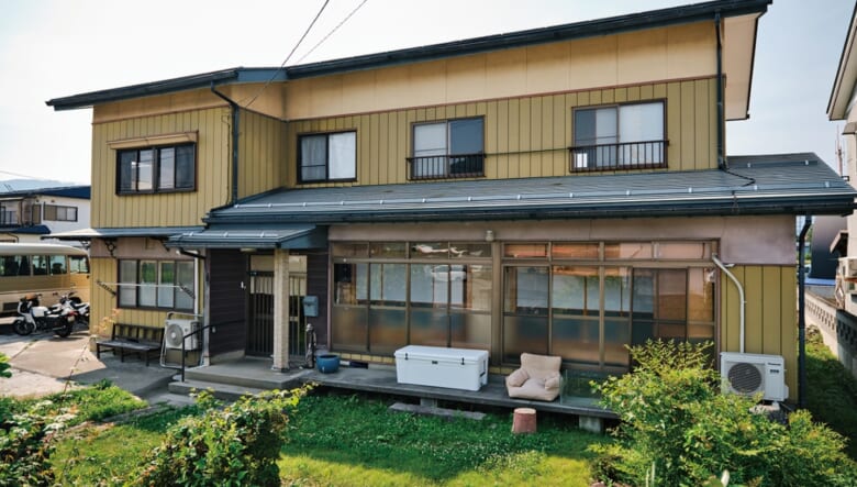 縁側にはイエティの巨大ハードクーラー、タンドラ350が鎮座。「子ども用のプールにもなるサイズだから、サウナを作ったら、これを水風呂にしたいです」。