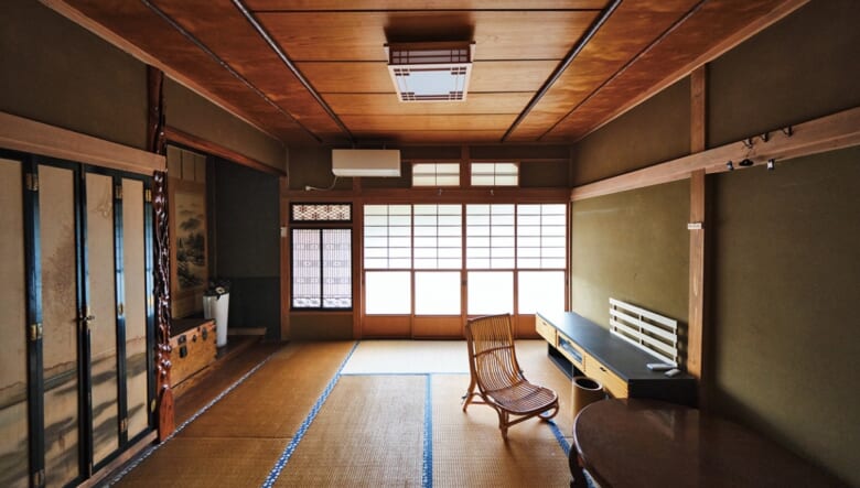 ゲストルームは、あえて和室のままにして、その雰囲気に合わせた家具を古道具屋で入手。「おばあちゃんの家に泊まりに来たキブンを味わってほしいです（笑）」