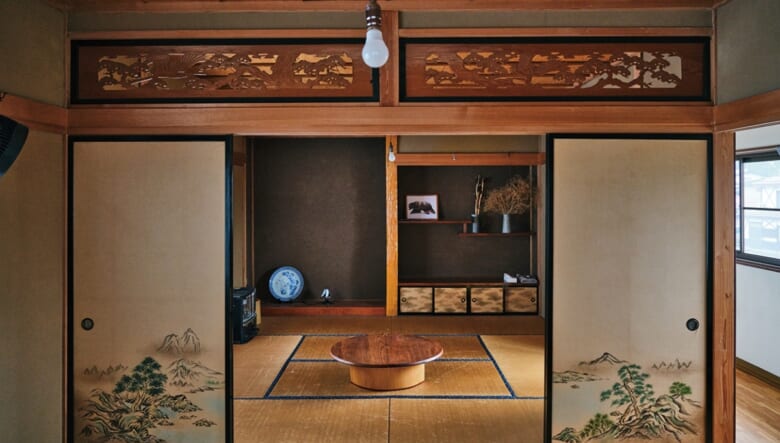 こちらもゲストルームで、中央にあるのはノダテのアウトドアちゃぶ台。「ゲストルームは全部屋に暖房とWi-Fiを完備しているし、布団も12人分あります」