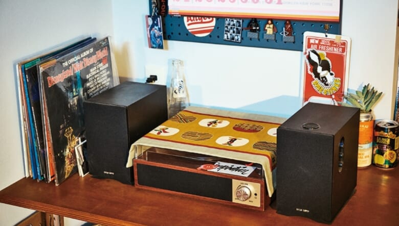 「昔パーク内で流れていた音楽のレコードなど、関連アイテムもつい手に取ってしまう」と、手頃なプレイヤーを購入。