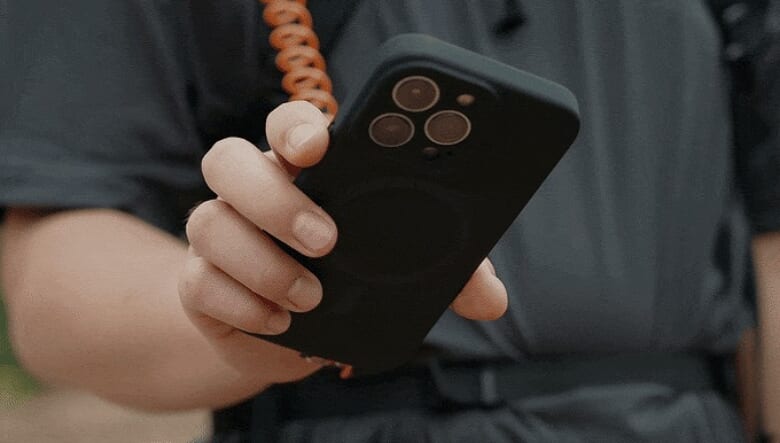 ショルダーストラップ固定でスマホをスムーズに扱える！MagSafe を有効活用したアイテムがMakuakeで先行販売。