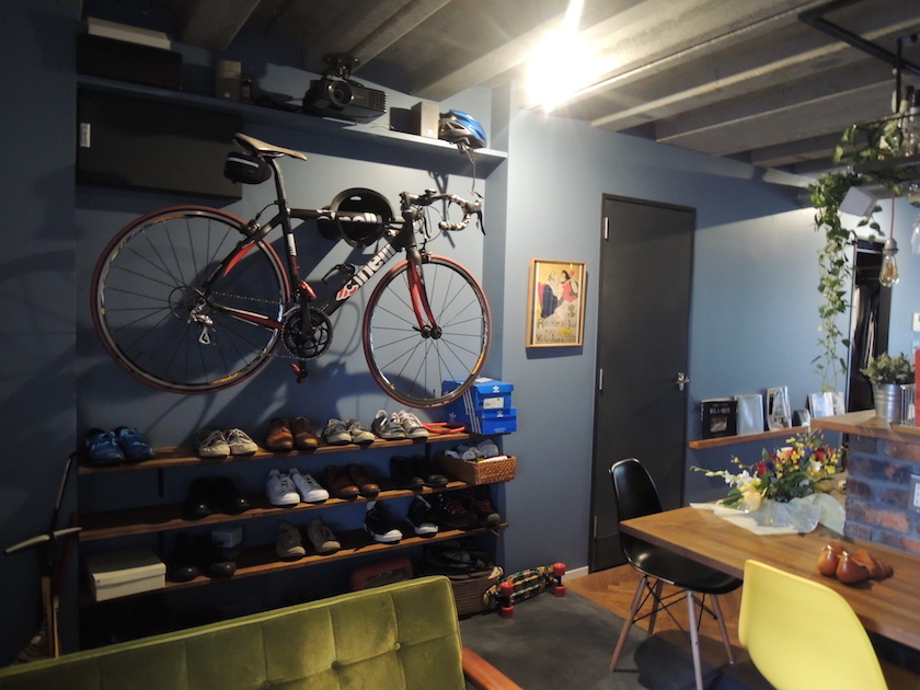 自転車をスマートにディスプレイした 壁掛け収納の上手な部屋たち アウトドアファッションのgo Out
