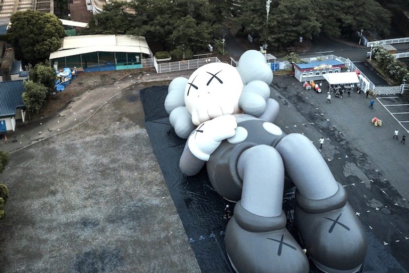 神出鬼没のアーティスト「KAWS」による巨大アートがふもとっぱらに出現!!