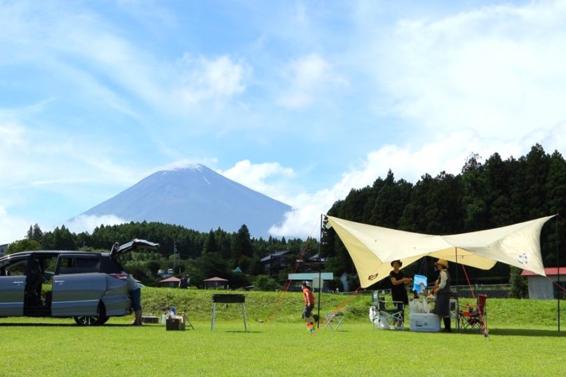 全面芝生350サイト！でっかく富士山を拝める「大野路ファミリーキャンプ場」。【お風呂に入れるキャンプ場FILE #24】