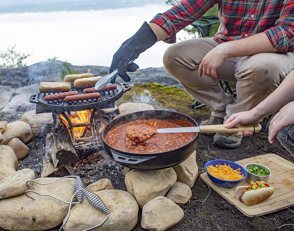 焼く 煮る 蒸す オーブン Lodgeのグリル鍋は キャンプ飯を網羅したアイデア作 アウトドアファッションのgo Out