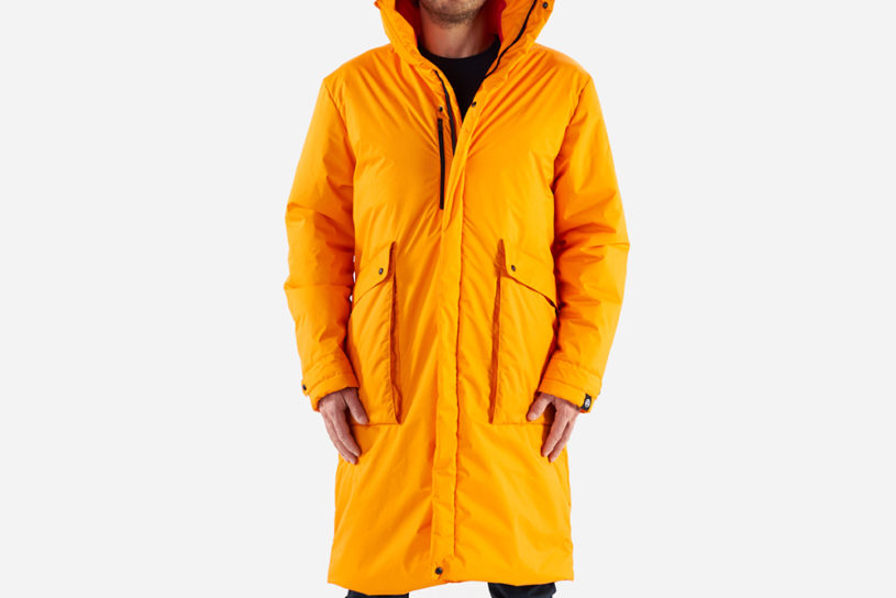 鮮烈なカラーリングで冬スタイルに差がつく、AURAの防水中綿コート。