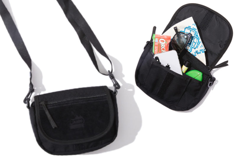 バッグインバッグとしても使える、オールブラックの機能美バッグ。フリークス×ジャンド×GO OUTのコラボ作。