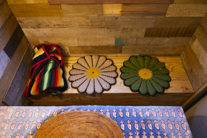 ベンチ部分に置かれている花形の座布団は、武村さんのお母さんの手作りだとか。