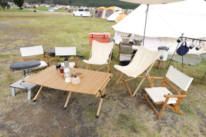 ウッド×オフホワイトで統一したキャンプファニチャー。コスパを重視してニトリの家具も取り入れているが、高級感のある雰囲気を醸し出している。