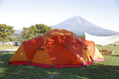 8〜10人用ドームテントのレア8は、前後に付く大きな出入り口が悪天候の場合にも役に立つ。冬のキャンプにも使えるエクスペディションモデル。