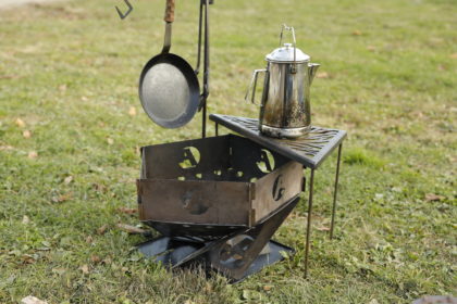 こちらは調理用に使った焚き火台。アシモクラフツのタキビノアシにアシサークルを乗せ、サンゾクマウンテンのデルタスを五徳のように使っている。ハンガーはサンゾクマウンテンのショック。