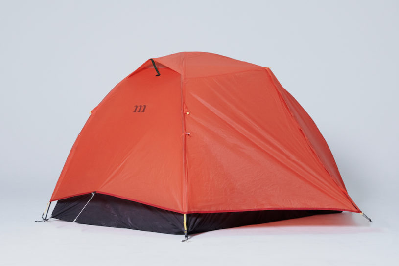 オレンジまとったムラコのテント。人気の登山テントに、意表を突く新カラー。