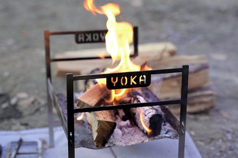 直火調理も楽しめるYOKAの人気焚き火台に、軽量モデルが仲間入り！