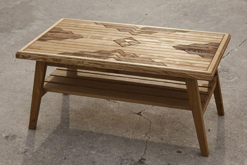 職人的バッグブランドが作るウッドテーブルは、寄木細工のネイティブ柄がソソる逸品。