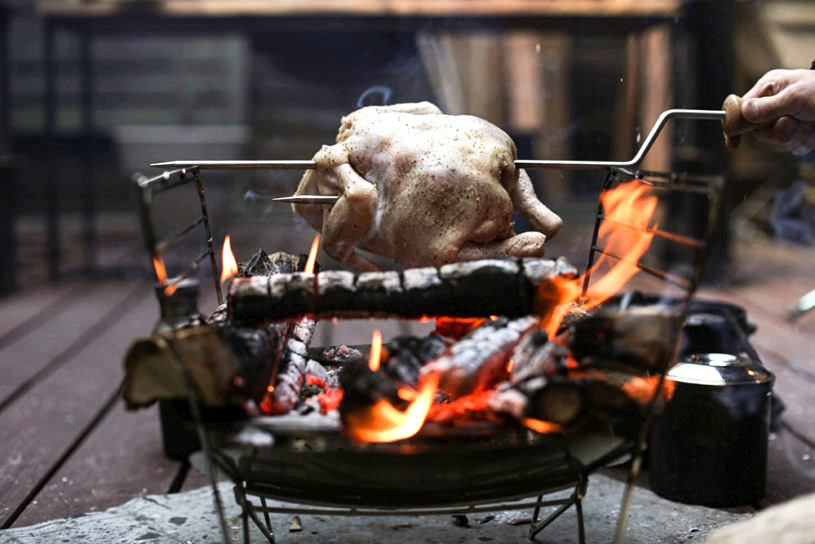 マンガのような豪快な肉も“上手に焼ける”、おもしろ焚き火調理ギアを発見！