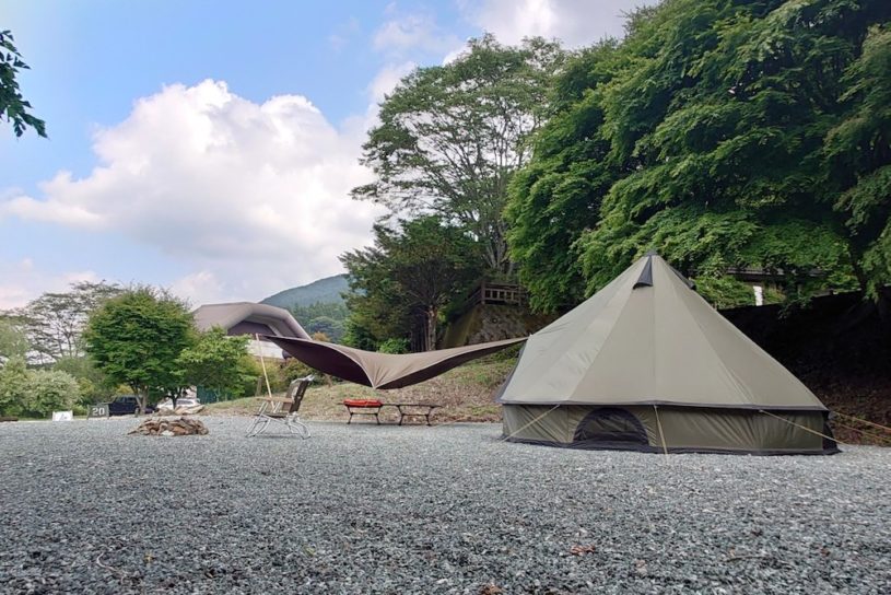 道志の「水源の森」に贅沢な新設サイトがオープン！ テント常設と直火の3区画。