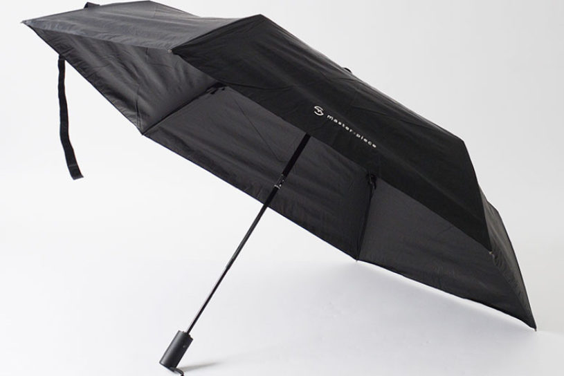 収納力のある傘って？ マスターピースが放つ、バッグブランドならではの個性派アンブレラ。