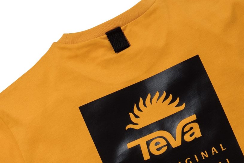 オレンジ別注のテバTシャツは、サンダルのウェビングを活かした技ありモデル。