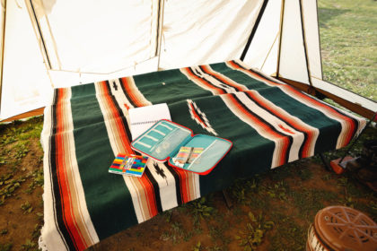 コットはキングキャンプのものを使用。一般的なものと比べて幅が広く設計され、寝返りを打ちやすいのが特徴。キャンプ以外でも片手に引っ提げて出かけることもあるのだとか。コットの上にはエルパソのサドルブランケットをかけて眠っている。