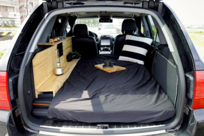 車中泊用にセミダブルのマットを敷いて収納も兼ねたベッドサイドテーブルを自作。