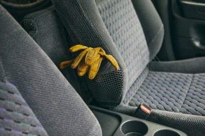 運転席から手を伸ばせるナビシートのメッシュポケットには、メカニクスのグローブを常備。