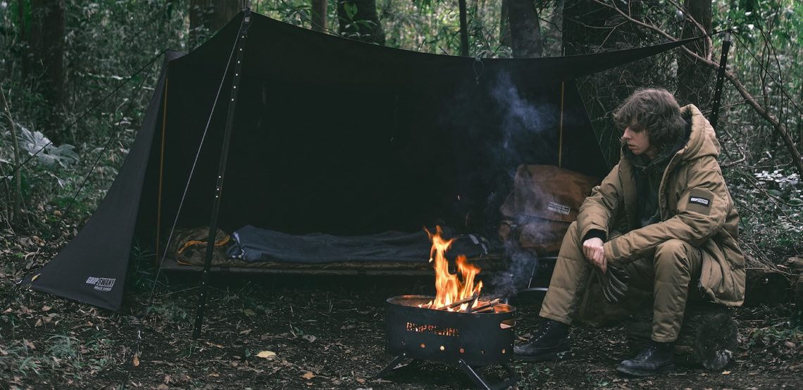 グリップスワニーの新作キャンプギアで楽しむ、オトコの焚き火スタイル。