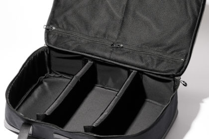 トウキョウクラフトの新作ギアバッグは、レザーを効かせたオールブラック仕様。平たい形状で使い勝手も◎。