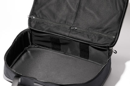トウキョウクラフトの新作ギアバッグは、レザーを効かせたオールブラック仕様。平たい形状で使い勝手も◎。